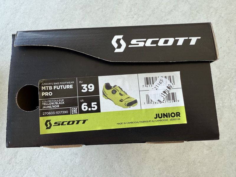 Juniorské MTB tretry Scott.