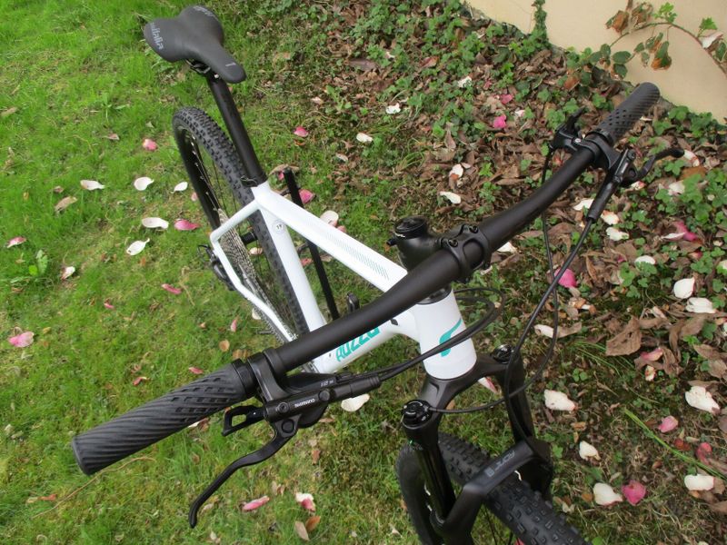 Nové 29" kolo ROZZO BOOST Grace 19", vzduchová vidlice Rock Shox Judy, Shimano Deore1x12, pevné osy