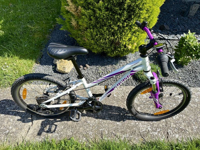 Dětské kolo Specialized Hotrock 20“ bílá - fialová