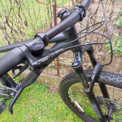 Černý Specialized
