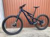 Stumpjumper EVO Expert T-Type 2024, velikost S2 (S), Gloss Dark Navy/Harvest Gold.