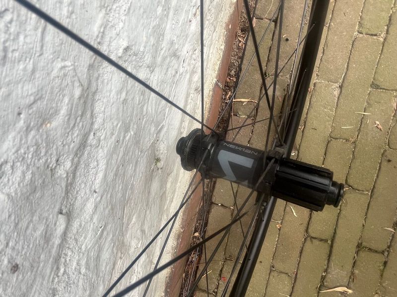 Zadní kolo Newmen Evolution SL R32 disk 12x142mm, ořech Shimano, centerlock