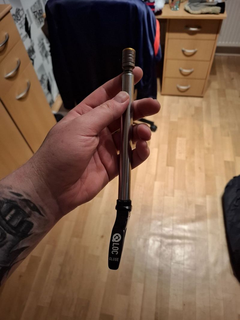 OSA PŘEDNÍHO NÁBOJE 15MM SR SUNTOUR 15QLC32-110 BOOST