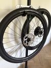 Zapletená kola HUNT 650B Adventure Carbon ořech Shimano