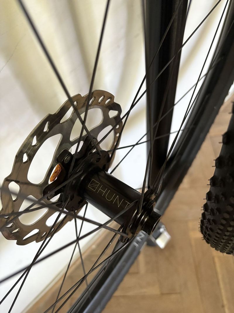 Zapletená kola HUNT 650B Adventure Carbon ořech Shimano