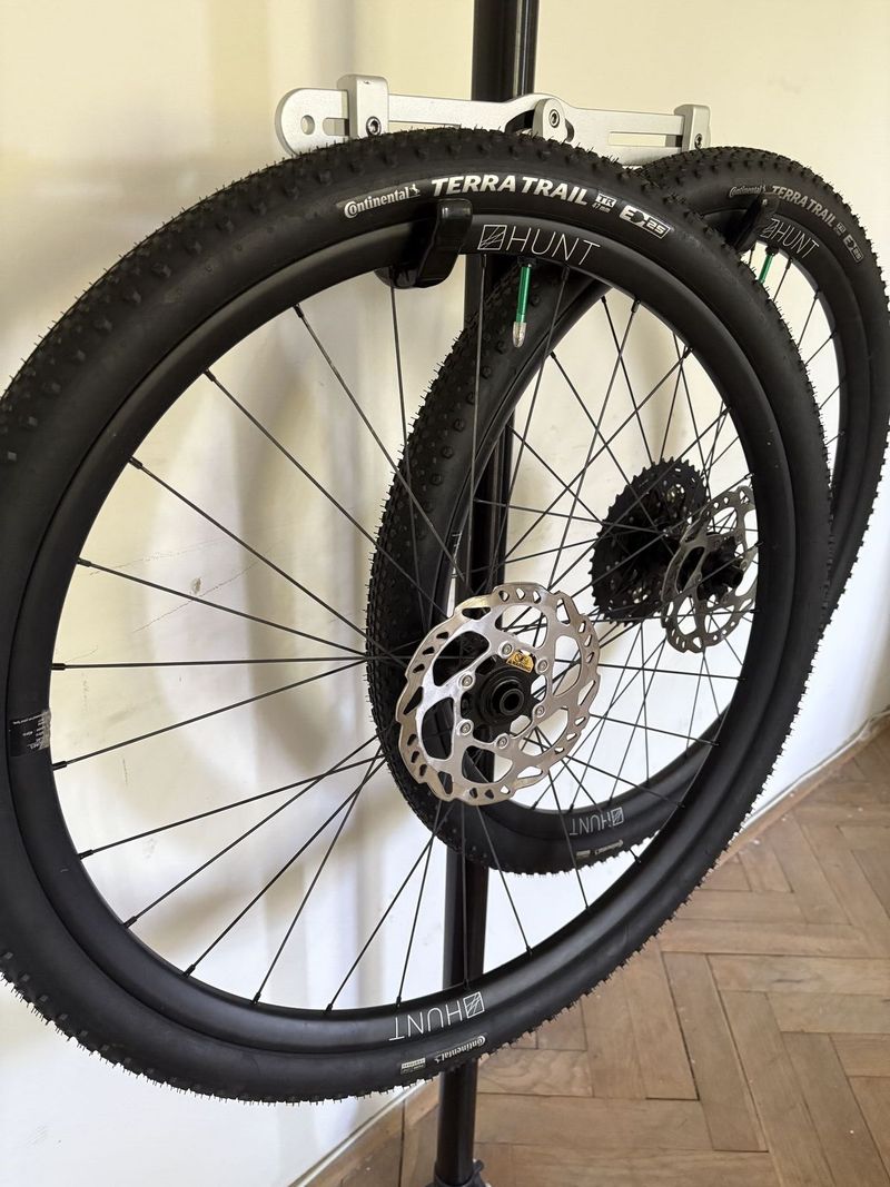 Zapletená kola HUNT 650B Adventure Carbon ořech Shimano