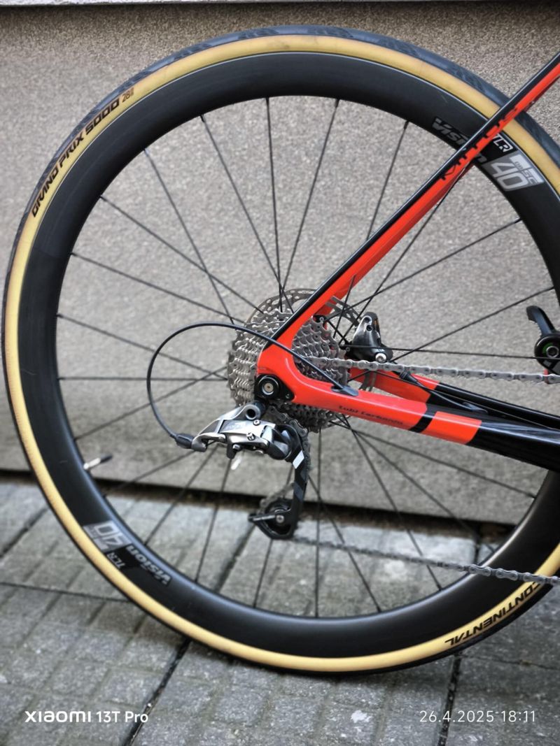 Karbonová silnička Viner Mitus Disc, komplet Sram Force, karbonová kola Vision