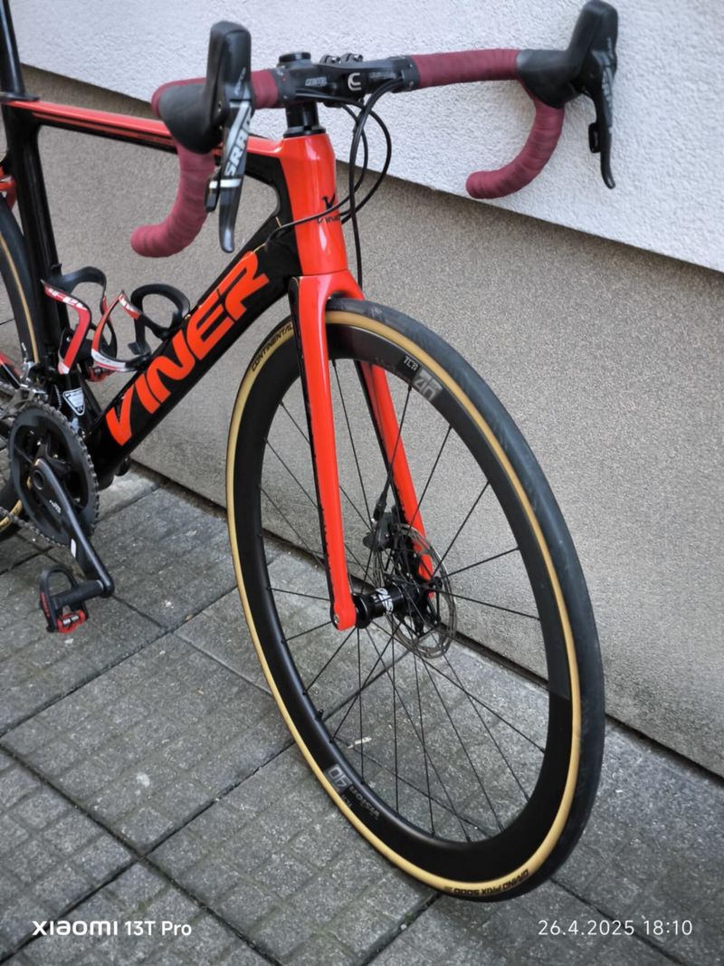 Karbonová silnička Viner Mitus Disc, komplet Sram Force, karbonová kola Vision