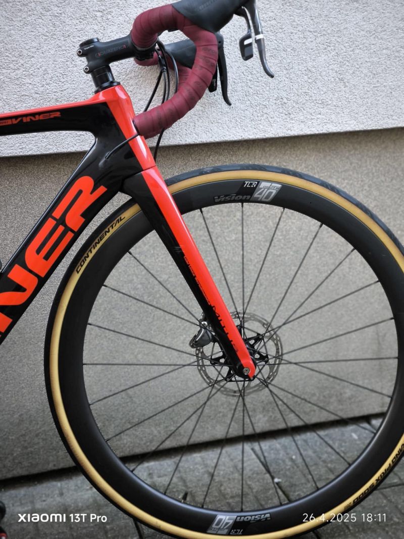 Karbonová silnička Viner Mitus Disc, komplet Sram Force, karbonová kola Vision