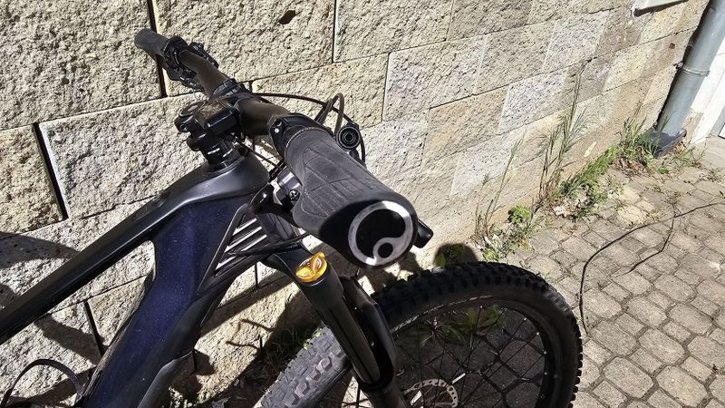 Skvělý málo používaný e-bike Merida eOne Sixty 8000 vhodný i pro náročné ježdění po horách