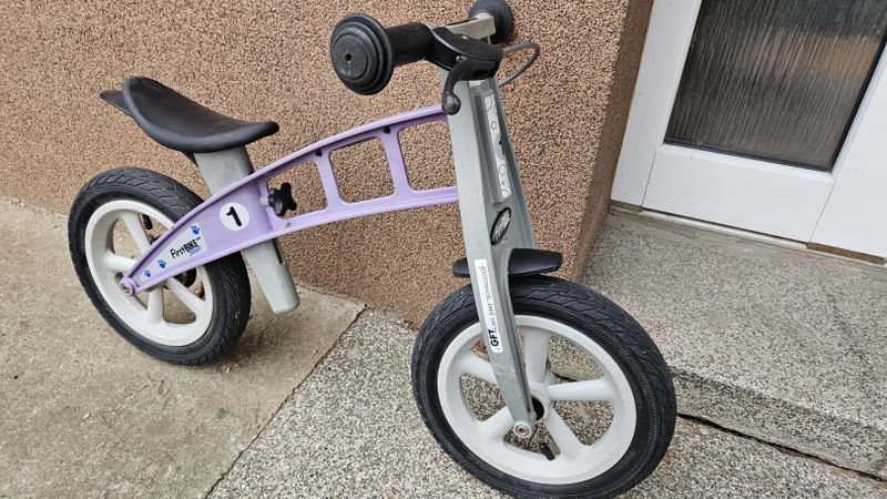 Prodám Odrážedlo FirstBike Street + nádstavec pro menší děti.