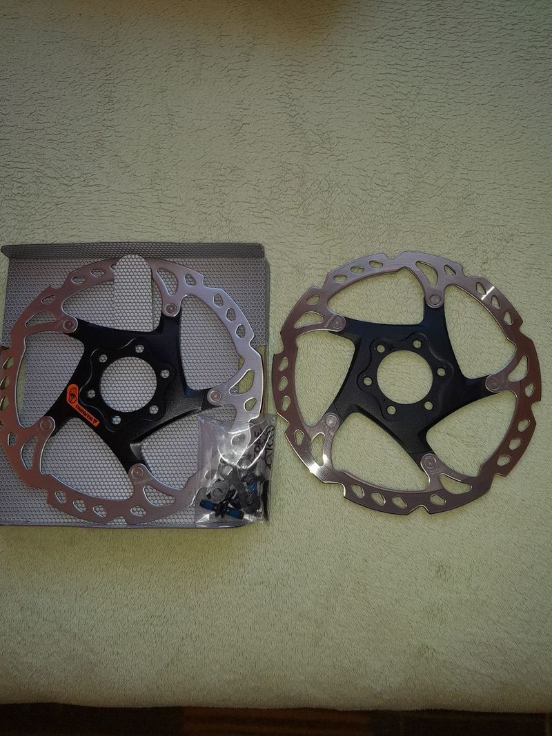 SHIMANO - brzdový kotouč XT SM-RT76 160mm uchycení na 6 šroubů, 2 ks