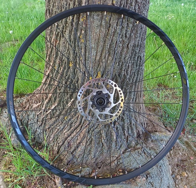 kola 29", 32 drátů, boost, Micro Spline, CL, náboje Novatec, včetně kotoučů, jako nová