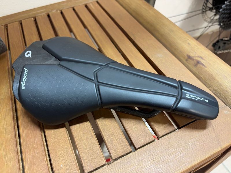 Prologo Scratch M5 NACK - karbonové sedlo