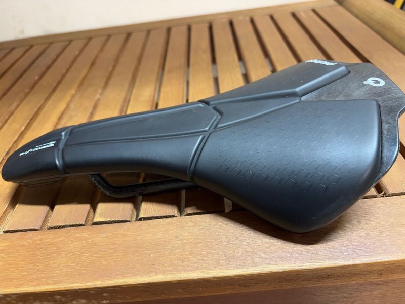 Prologo Scratch M5 NACK - karbonové sedlo