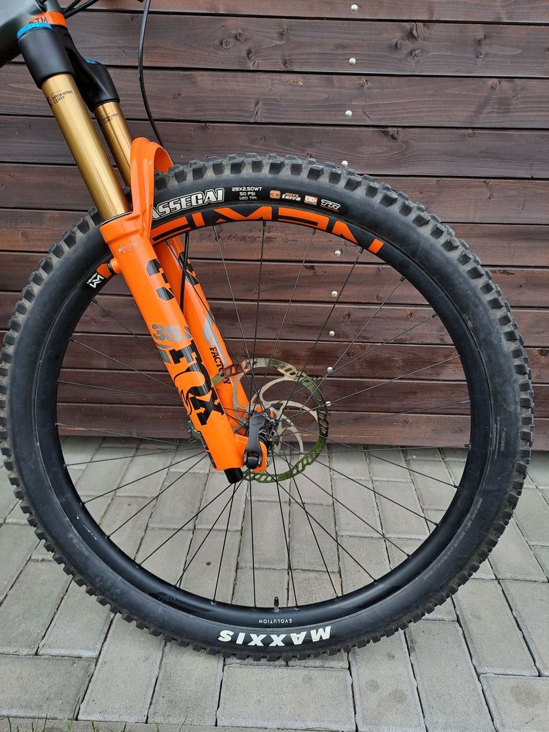 TOP enduro kolo Cube Stereo / velikost L / 29er kola / Fox po servisu / dobrý stav 