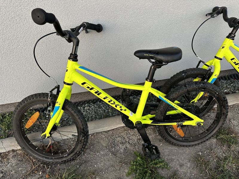 Kola jsou kupovaná úplně nová, na kolech jsou odřeniny od běžného používání, na prodej jsou dvě kola