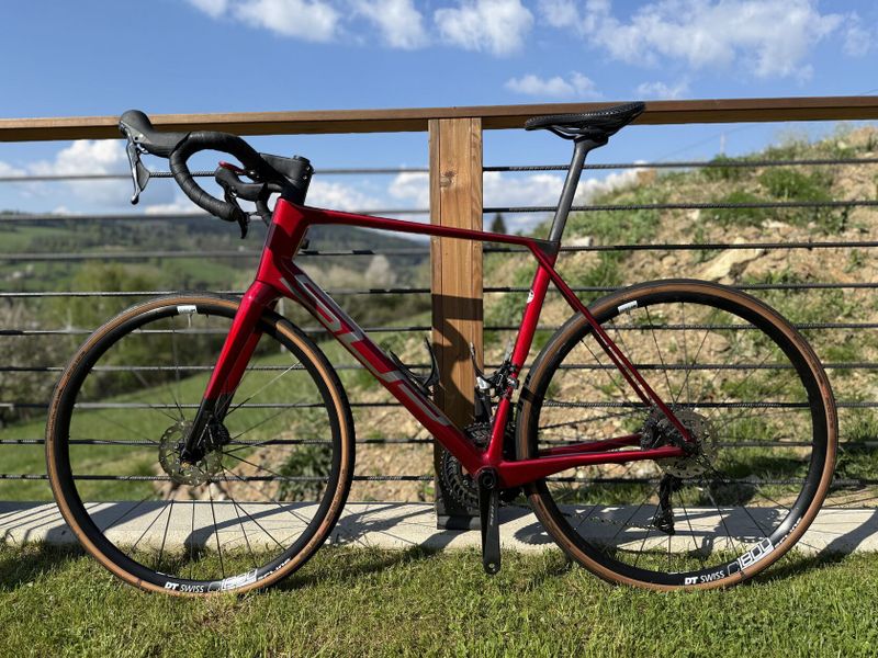 Prodám zánovní kolo Superior X-Road GF model 2023(nákup 2024),s řazením Shimano 105, XL, červené 