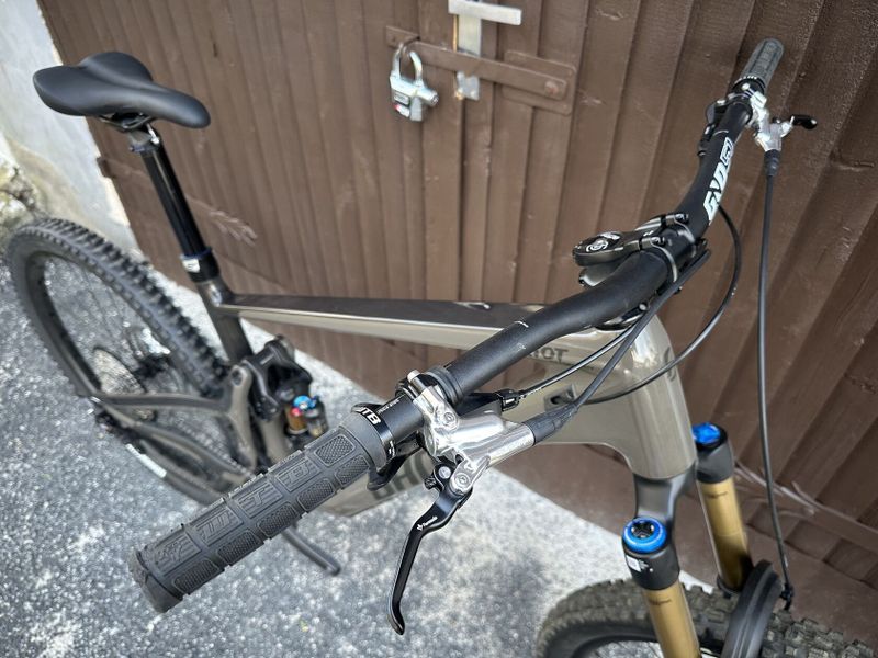NOVÉ : GHOST Riot AM CF Full Party - XL, model 2024