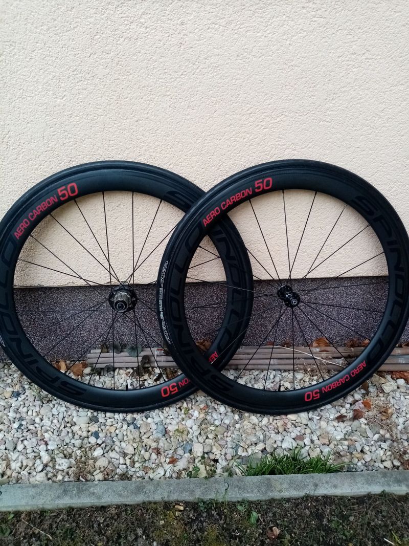 Karbon. Kola Spinollo Aero 50 - silniční, pro ráfkové brzdy, jak Nové. 