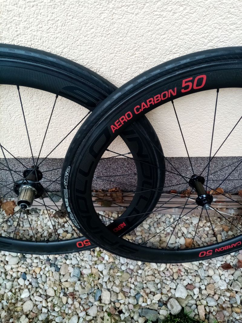 Karbon. Kola Spinollo Aero 50 - silniční, pro ráfkové brzdy, jak Nové. 