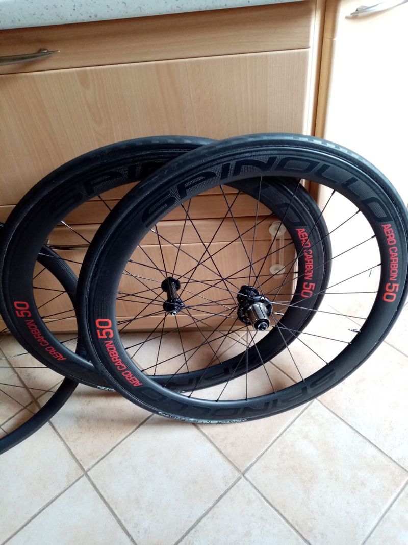 Karbon. Kola Spinollo Aero 50 - silniční, pro ráfkové brzdy, jak Nové. 