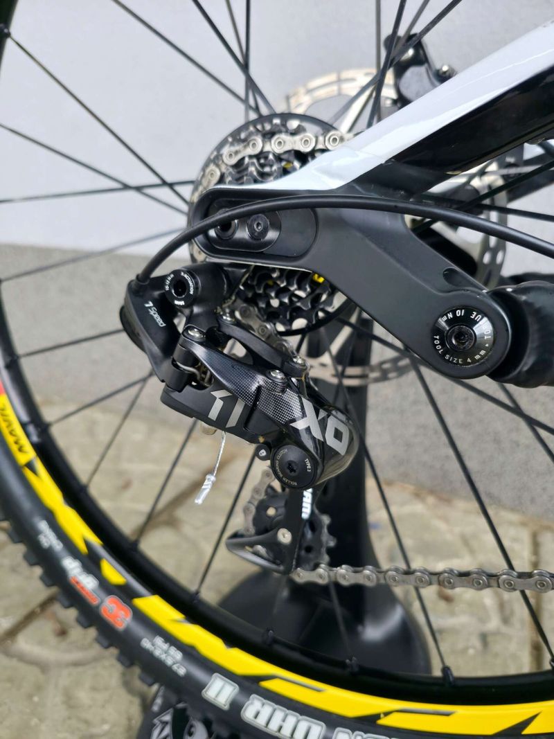 Downhill kolo Canyon Sender CF 9.0 Team Carbon 2018 27.5"