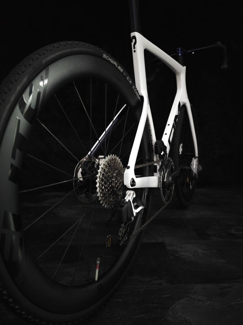 Silniční kolo QM R10 SRAM RED E1 eTap AXS 