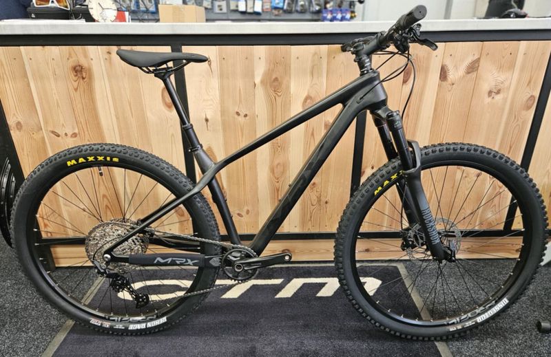 NOVÉ KARBONOVÉ HORSKÉ KOLO MRX, 130 mm zdvih, teleskopická sedlovka