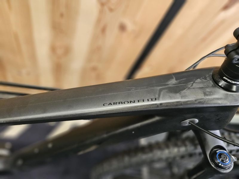 NOVÉ KARBONOVÉ HORSKÉ KOLO MRX, 130 mm zdvih, teleskopická sedlovka