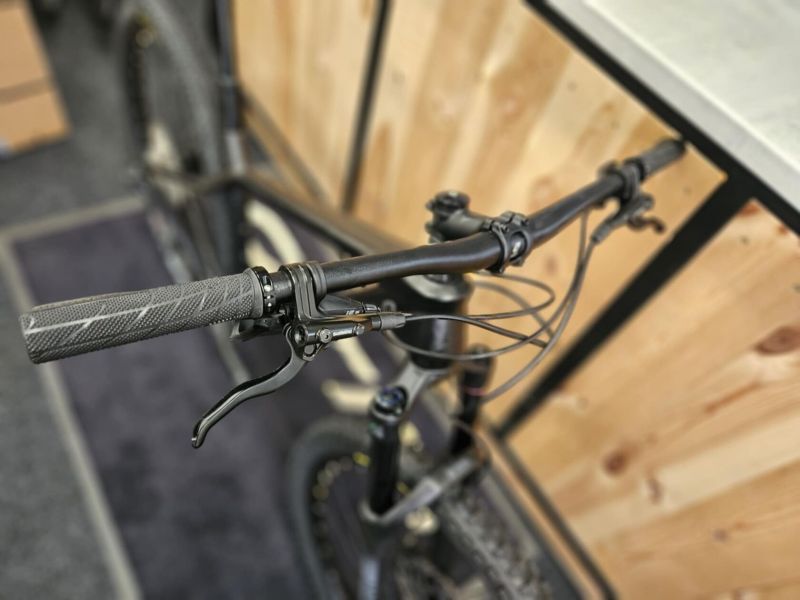 NOVÉ KARBONOVÉ HORSKÉ KOLO MRX, 130 mm zdvih, teleskopická sedlovka