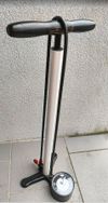 Pumpa Lezyne Sport Floor Drive, max tlak 220 psi, 15,2 bar