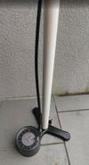 Pumpa Lezyne Sport Floor Drive, max tlak 220 psi, 15,2 bar