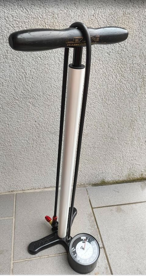 Pumpa Lezyne Sport Floor Drive, max tlak 220 psi, 15,2 bar