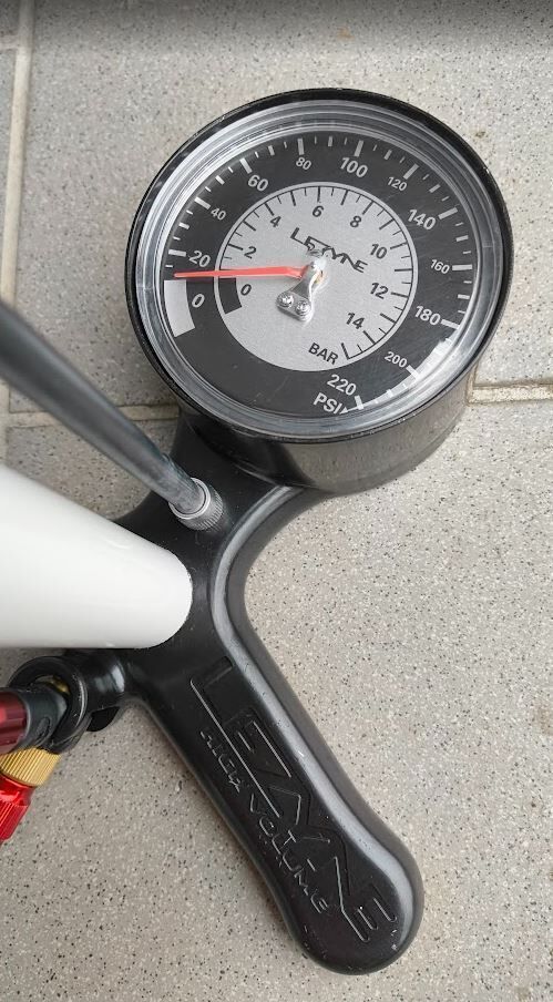 Pumpa Lezyne Sport Floor Drive, max tlak 220 psi, 15,2 bar