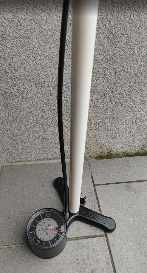 Pumpa Lezyne Sport Floor Drive, max tlak 220 psi, 15,2 bar