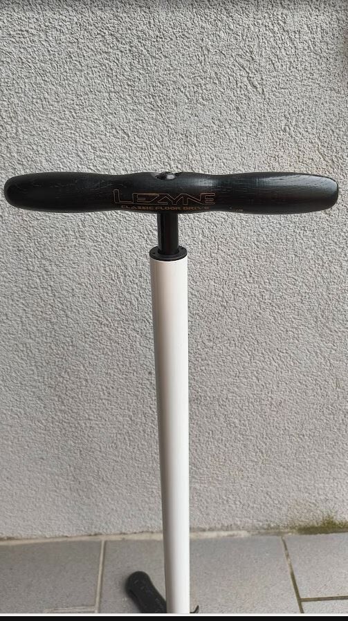 Pumpa Lezyne Sport Floor Drive, max tlak 220 psi, 15,2 bar