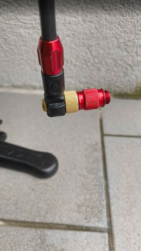 Pumpa Lezyne Sport Floor Drive, max tlak 220 psi, 15,2 bar