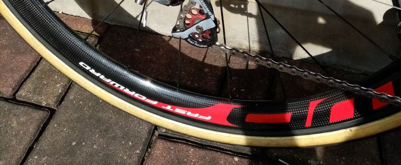 Karbon. Kola FFWD F4R, náboje DT Swiss, Galusky Vittoria Corsa PRO 28 