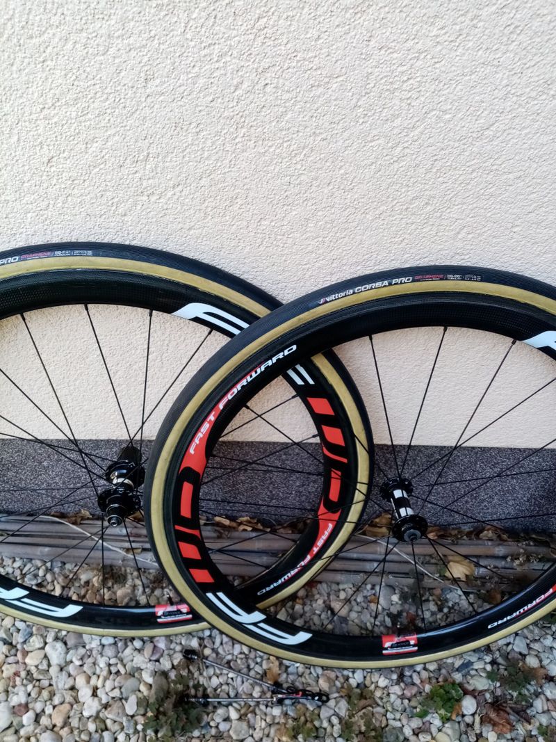 Karbon. Kola FFWD F4R, náboje DT Swiss, Galusky Vittoria Corsa PRO 28 