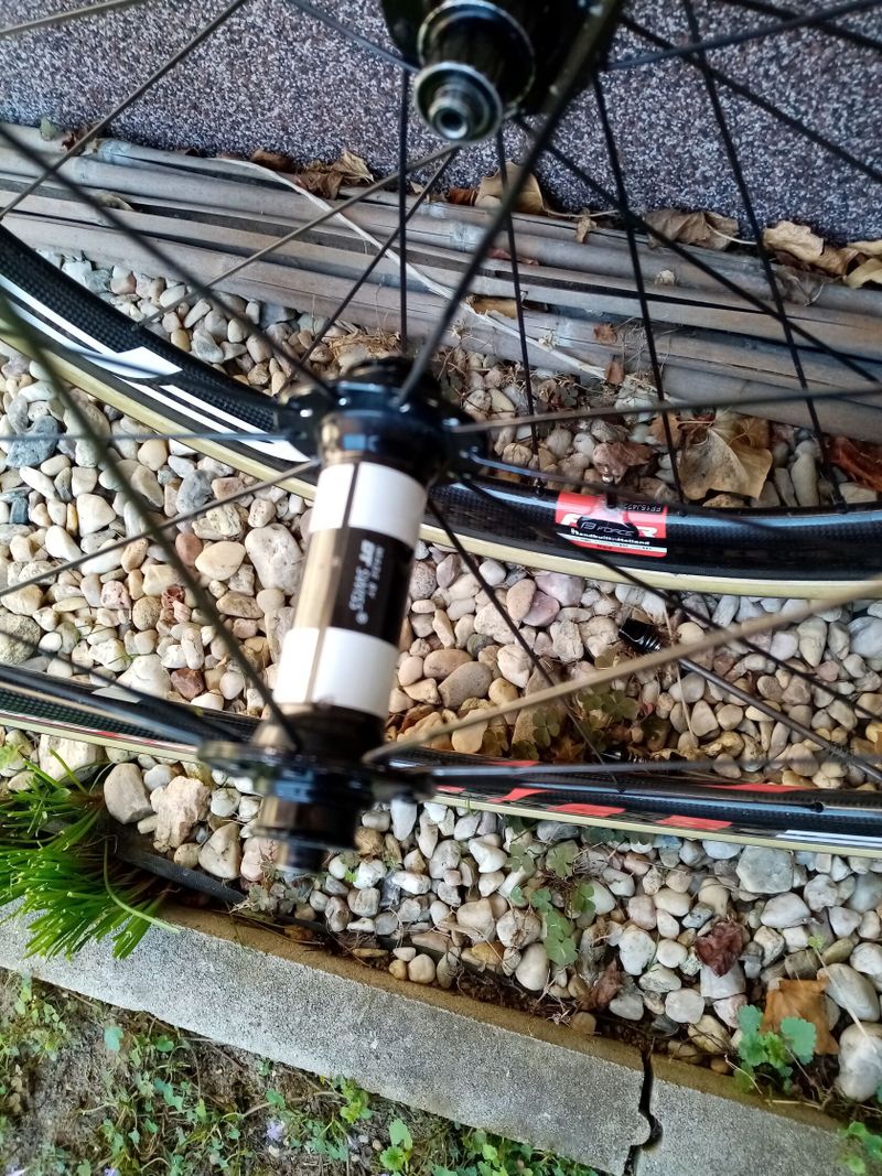 Karbon. Kola FFWD F4R, náboje DT Swiss, Galusky Vittoria Corsa PRO 28 