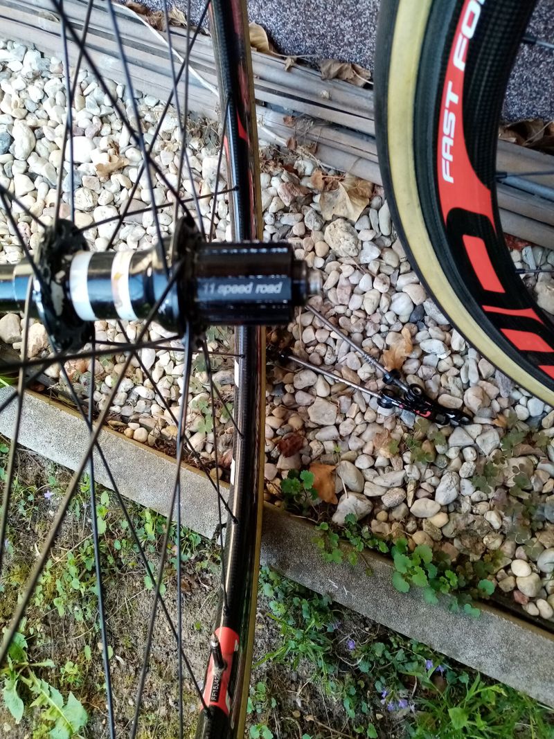 Karbon. Kola FFWD F4R, náboje DT Swiss, Galusky Vittoria Corsa PRO 28 