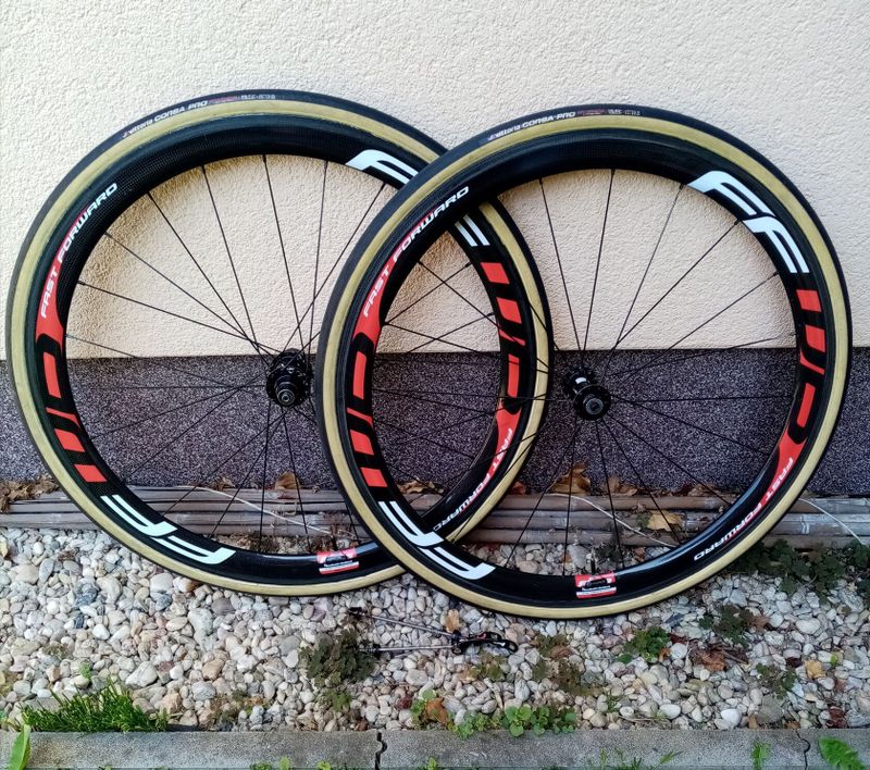 Karbon. Kola FFWD F4R, náboje DT Swiss, Galusky Vittoria Corsa PRO 28 