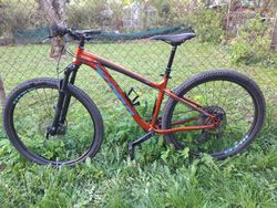 Prodám horské kolo Kona Mahuna 29" velikost M, vzduchová vidlice, řazení 1x12, teleskopická sedlovka