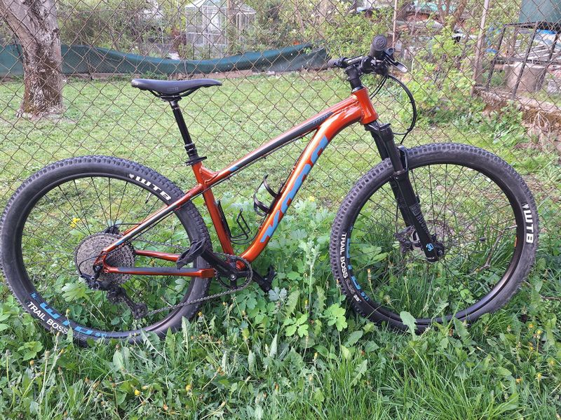 Prodám horské kolo Kona Mahuna 29" velikost M, vzduchová vidlice, řazení 1x12, teleskopická sedlovka