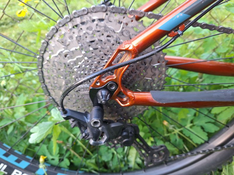 Prodám horské kolo Kona Mahuna 29" velikost M, vzduchová vidlice, řazení 1x12, teleskopická sedlovka
