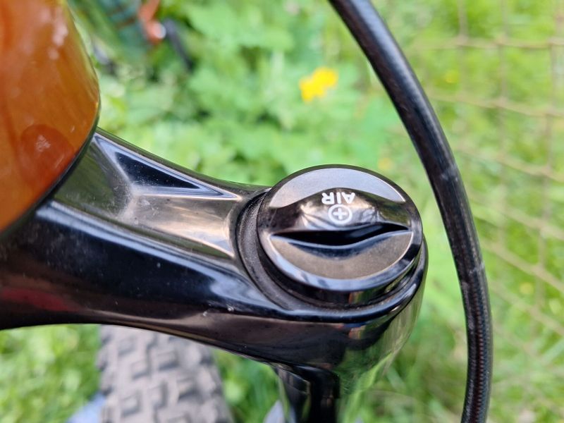 Prodám horské kolo Kona Mahuna 29" velikost M, vzduchová vidlice, řazení 1x12, teleskopická sedlovka