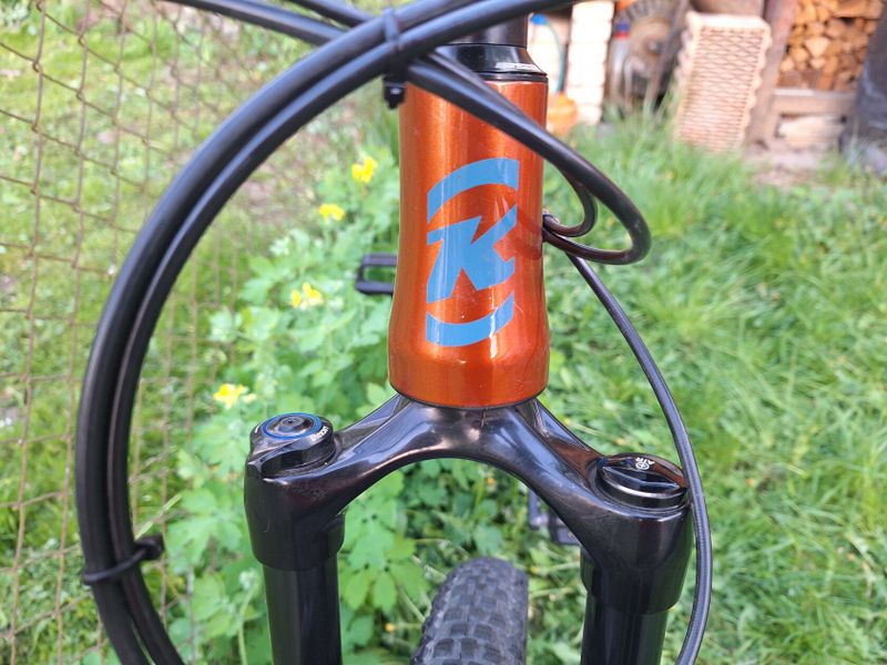 Prodám horské kolo Kona Mahuna 29" velikost M, vzduchová vidlice, řazení 1x12, teleskopická sedlovka