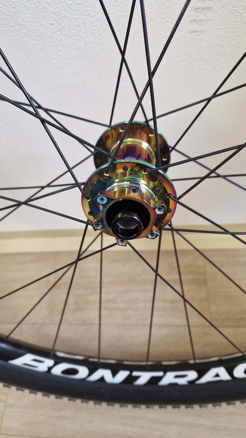 Prodám zapletená kola Bontrager KOVEE Comp TLR