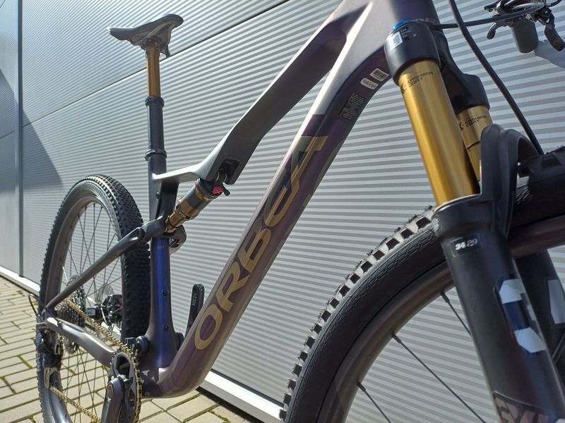 Prodám celoodpružené horské kolo orbea oiz M-pro velikost L karbonové a karbonová kola 